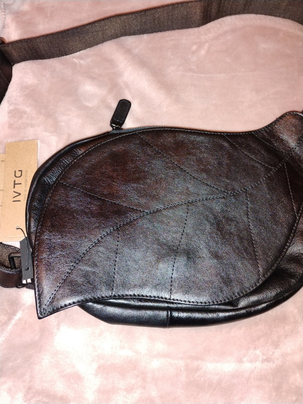 IVTG Leaf Flap  Sling Crossbody Bag In Black